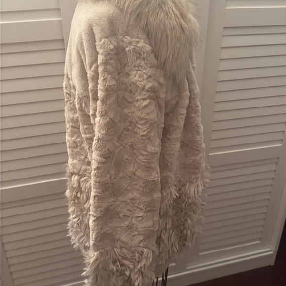 Ivory faux fur jacket by Carre Noir Size Medium - Picture 3 of 6